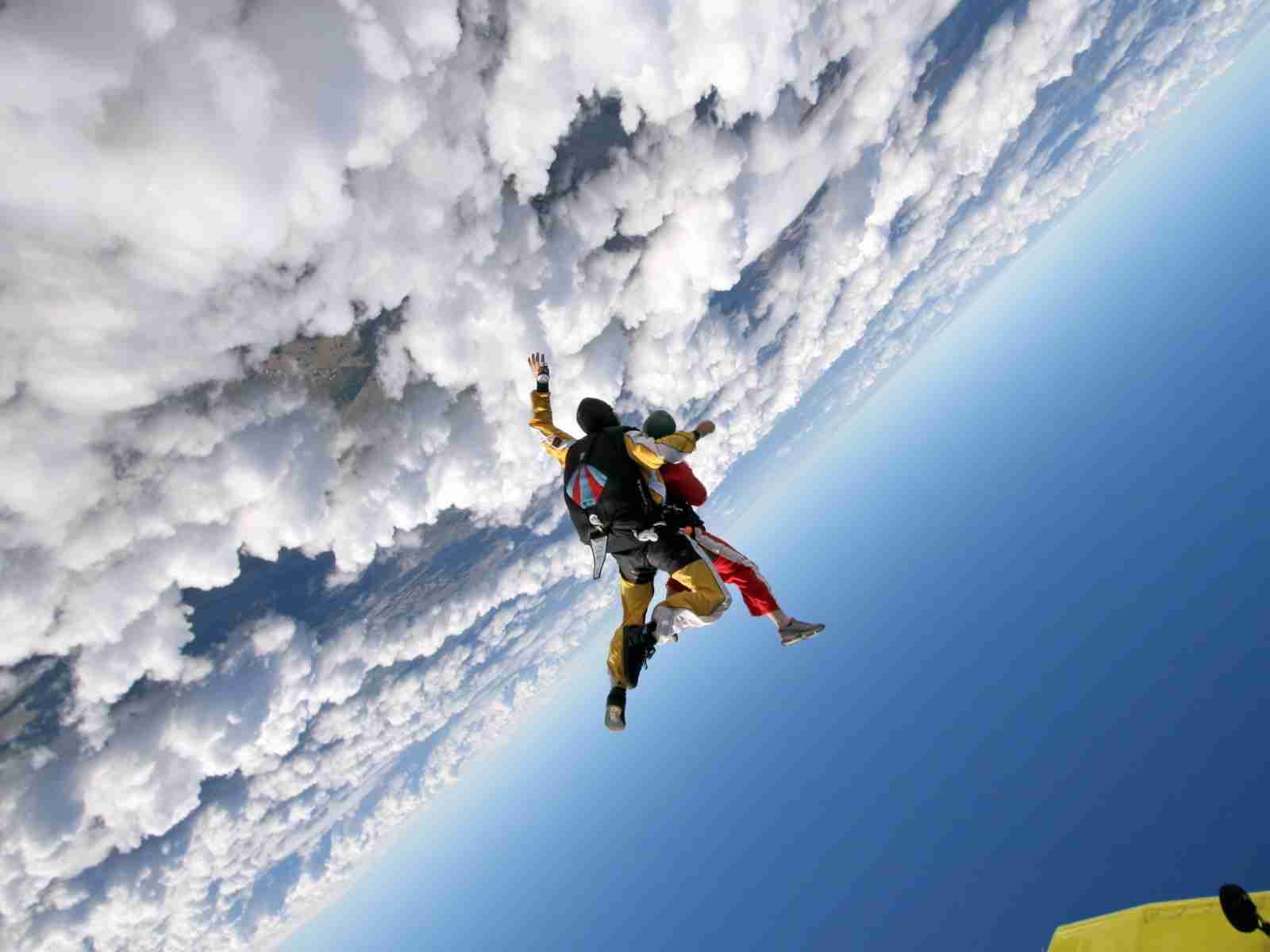 Спорт Экстрим прыжок, облака, небо, самолет, парашютисты обои рабочий стол