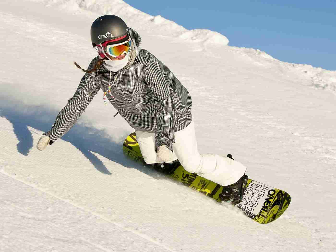 Спорт Зимние сноуборд, девушка, спуск, экстрим, доска обои рабочий стол