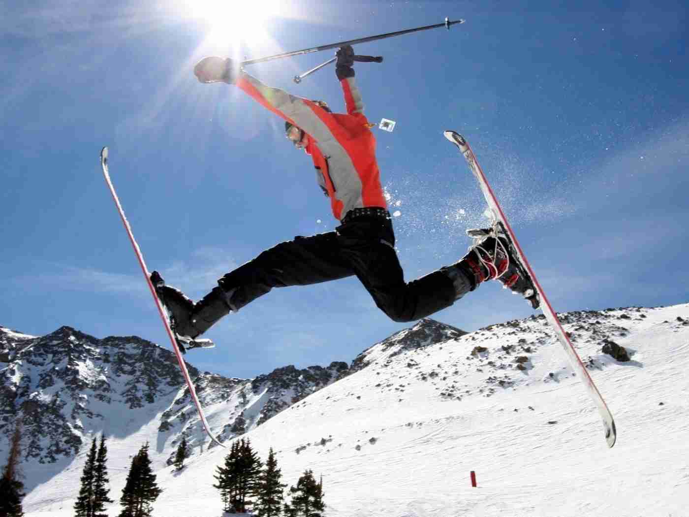 Спорт Зимние лыжник, лыжи, палки, небо, склон, снег обои рабочий стол