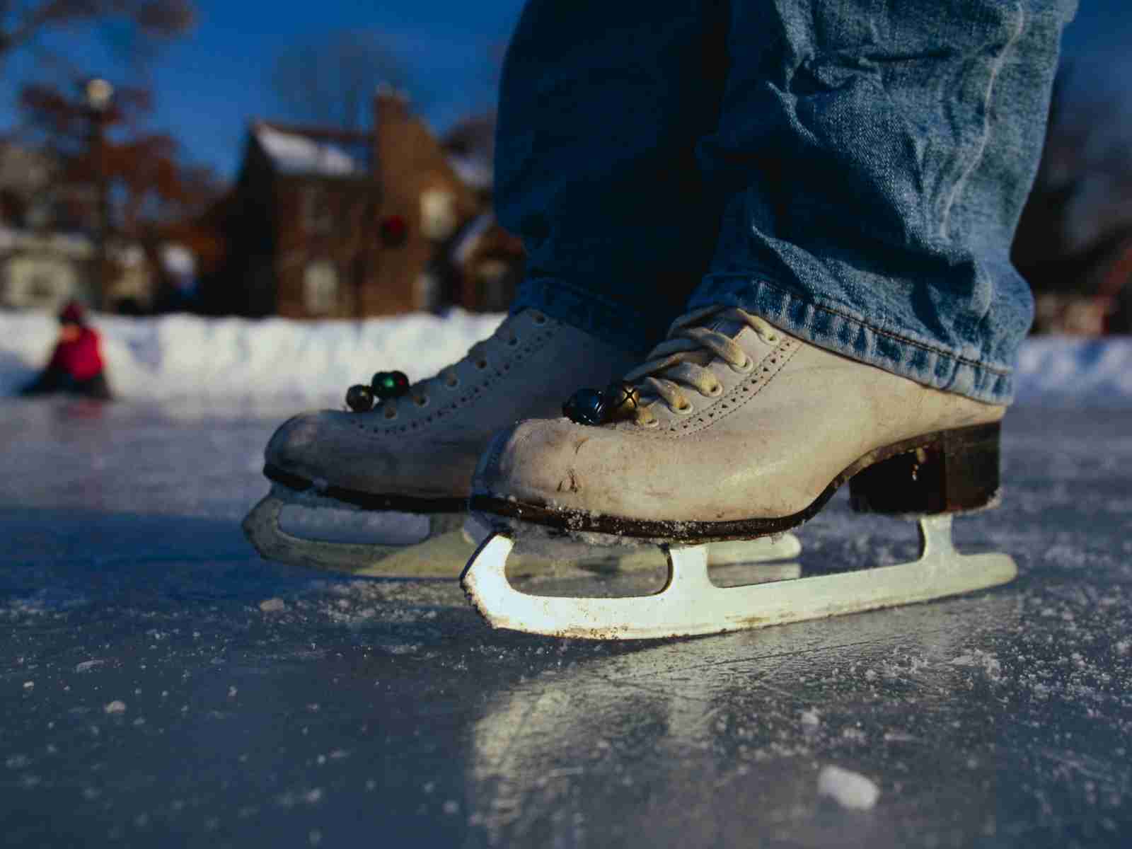 Спорт Зимние коньки, лёд, зима, джинсы, снег обои рабочий стол