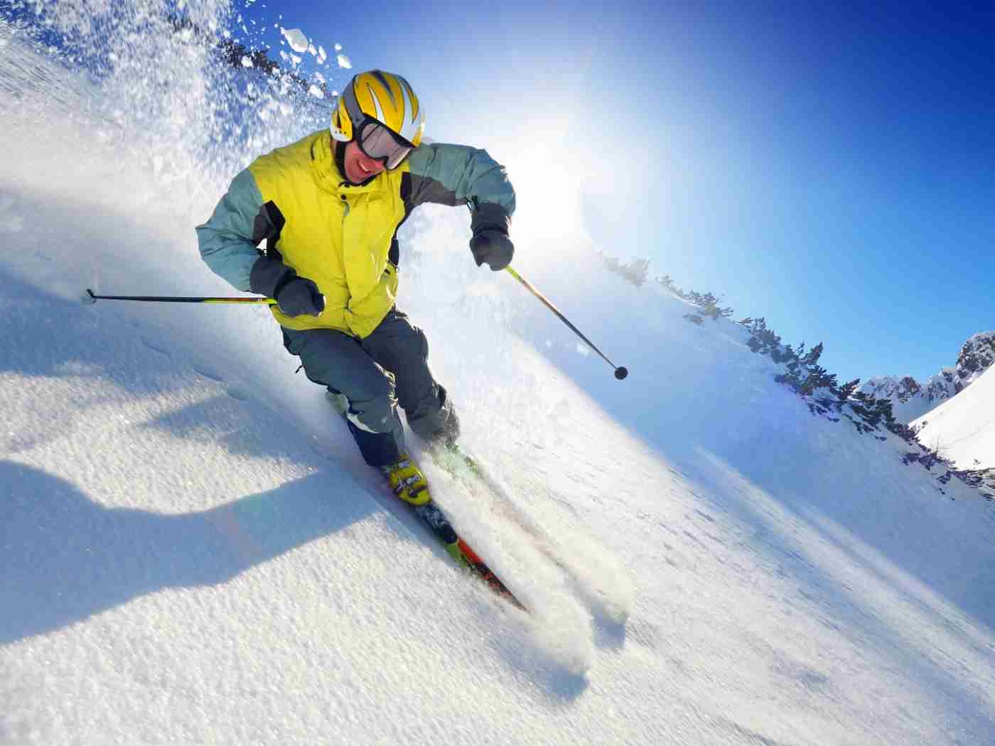 Спорт Зимние горные лыжи, спуск, спортсмен, улыбка, склон обои рабочий стол