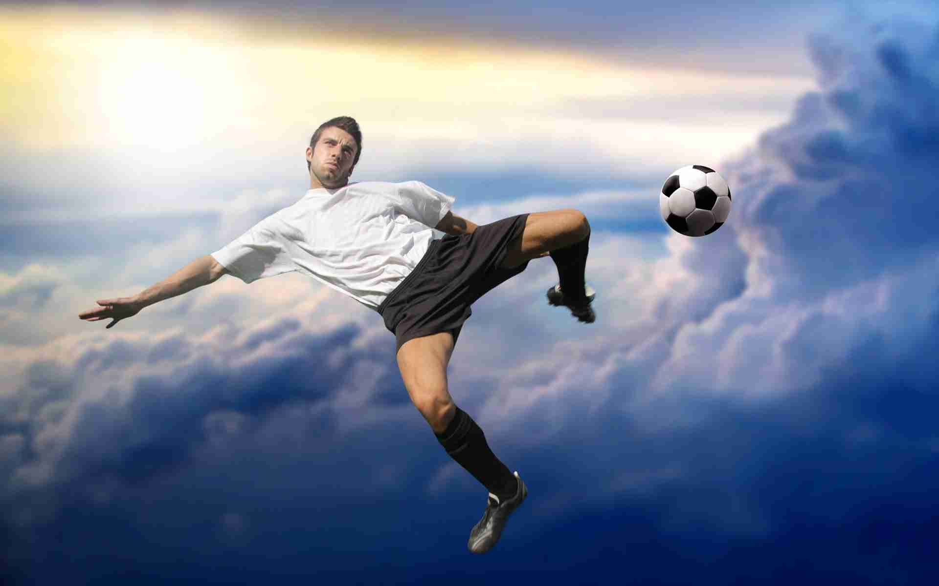 Спорт Футбол футболист, мяч, прыжок, небо обои рабочий стол