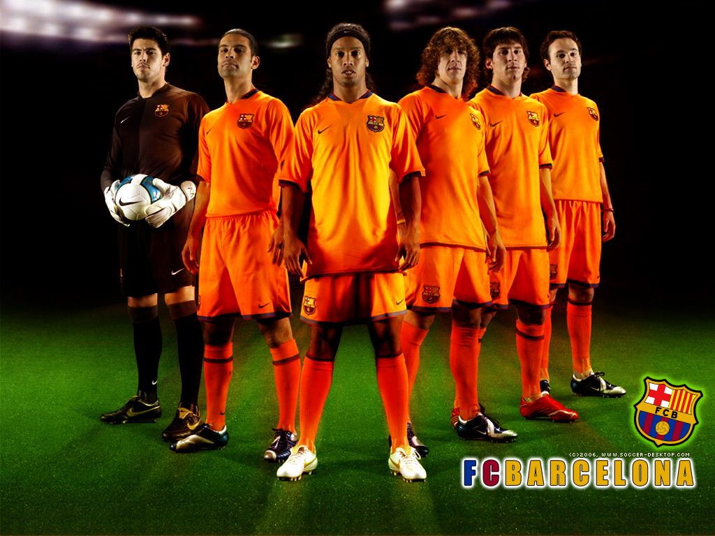 Спорт Футбол Игроки ФК Барселона в оранжевой форме обои рабочий стол