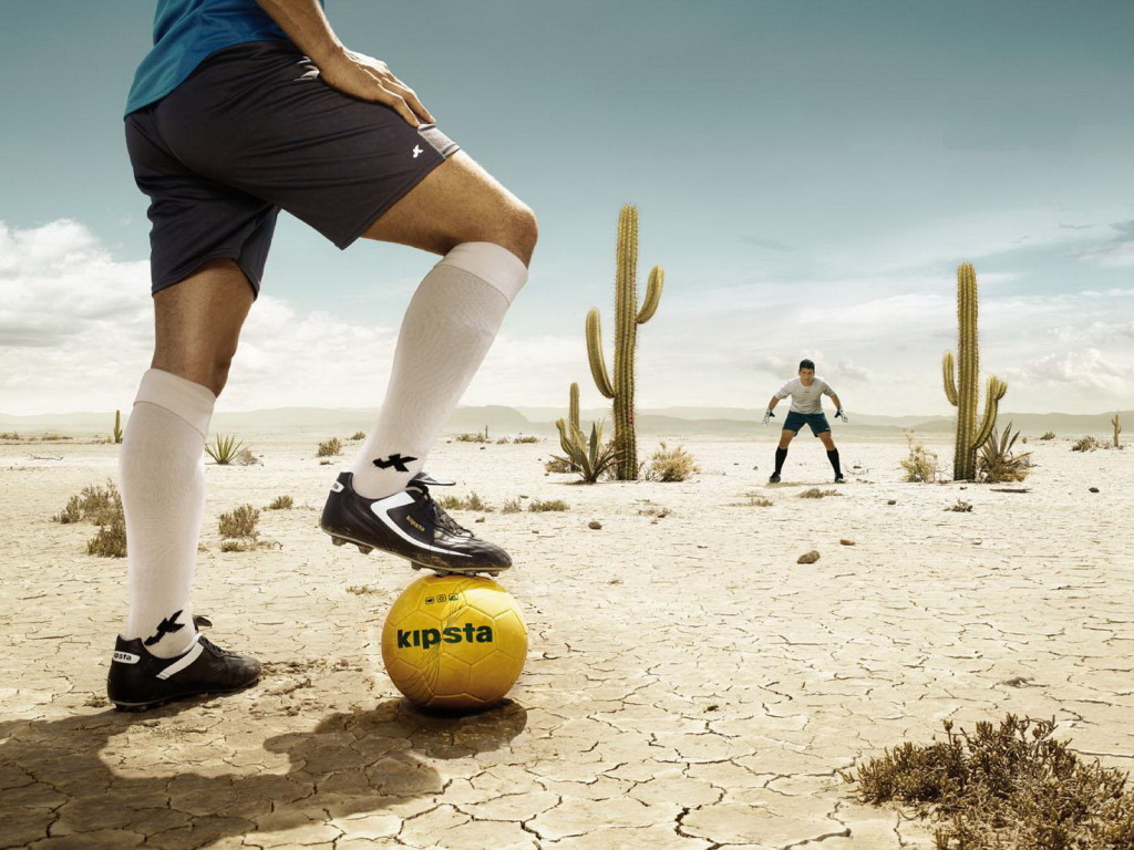 Спорт Футбол мяч, пустыня, футболисты обои рабочий стол