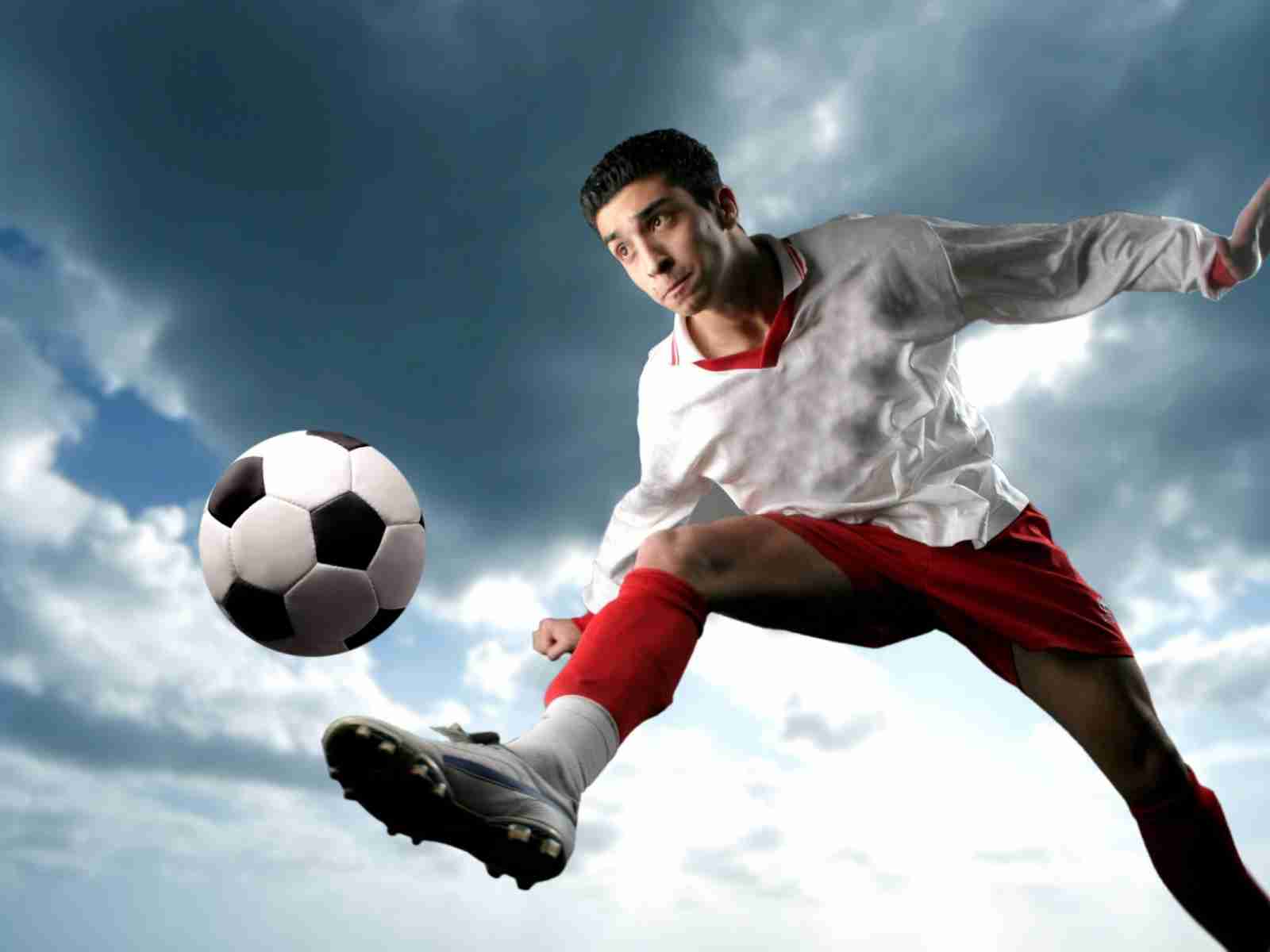 Спорт Футбол футболист, мяч, удар, небо, облака обои рабочий стол