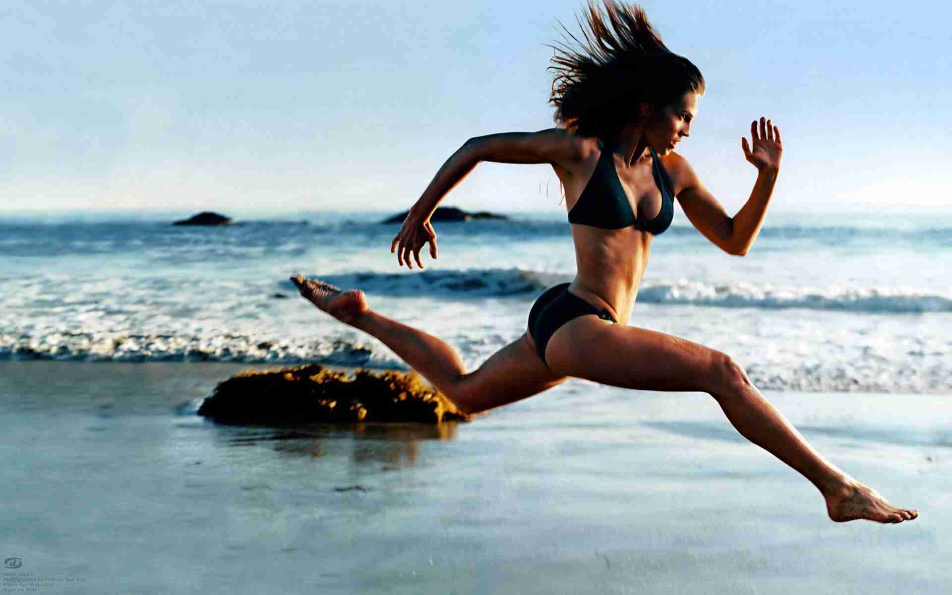 Спорт Экстрим бег, легкая атлетика, девушка, пляж, океан обои рабочий стол